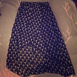 A high-low cross Skirt